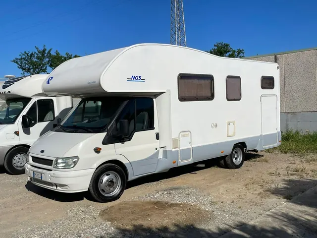 Alkovenmobil bereit zur Übergabe auf dem Werkstatthof