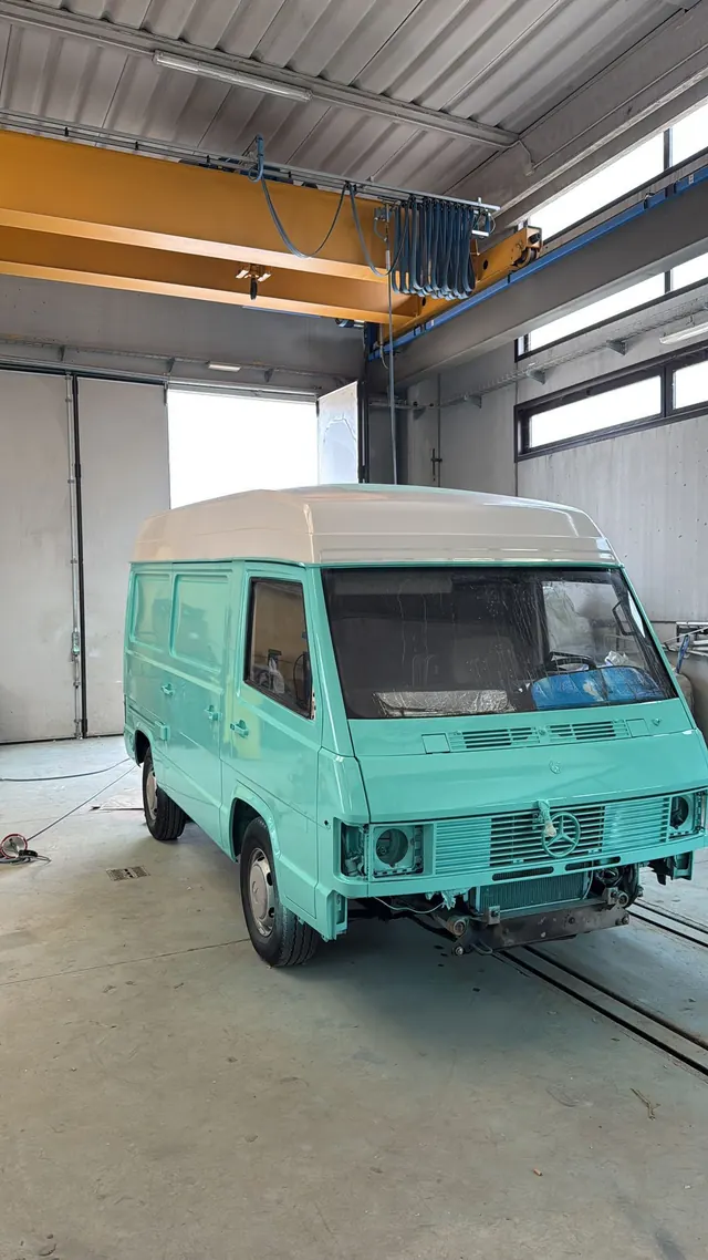 Oldtimer-Transporter, frisch in Aquamarin lackiert in unserer Werkstatt